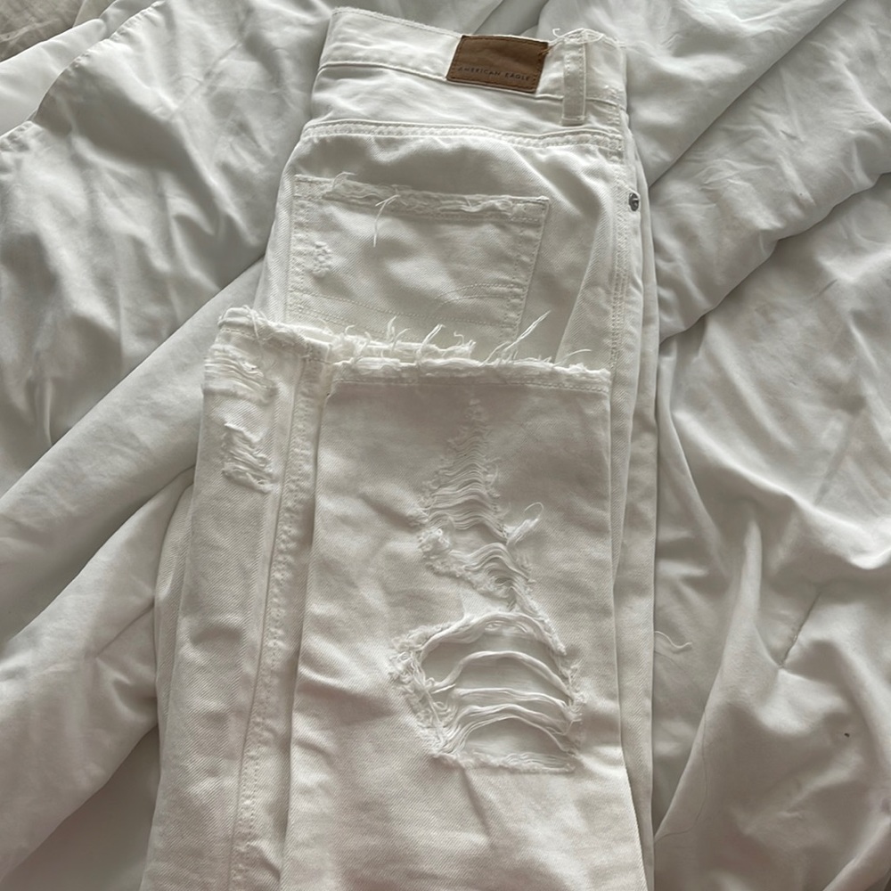 American eagle white ripped jeans. Size US 2 short